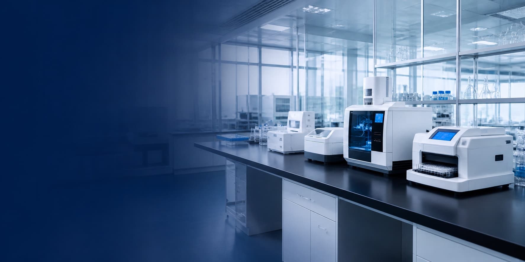 现代分析实验室中的多台科学仪器